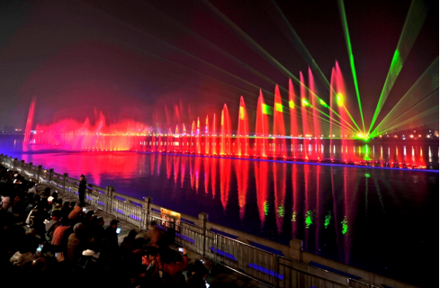 “大美江油•韻律涪江”水上音樂噴(pen)泉燈(deng)光秀